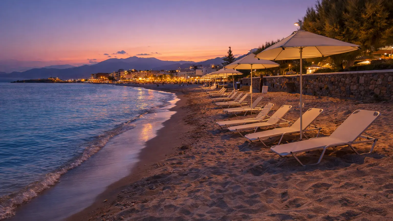 Plaża w Hersonissos, piaszczysta z leżakami i ciepłą wodą