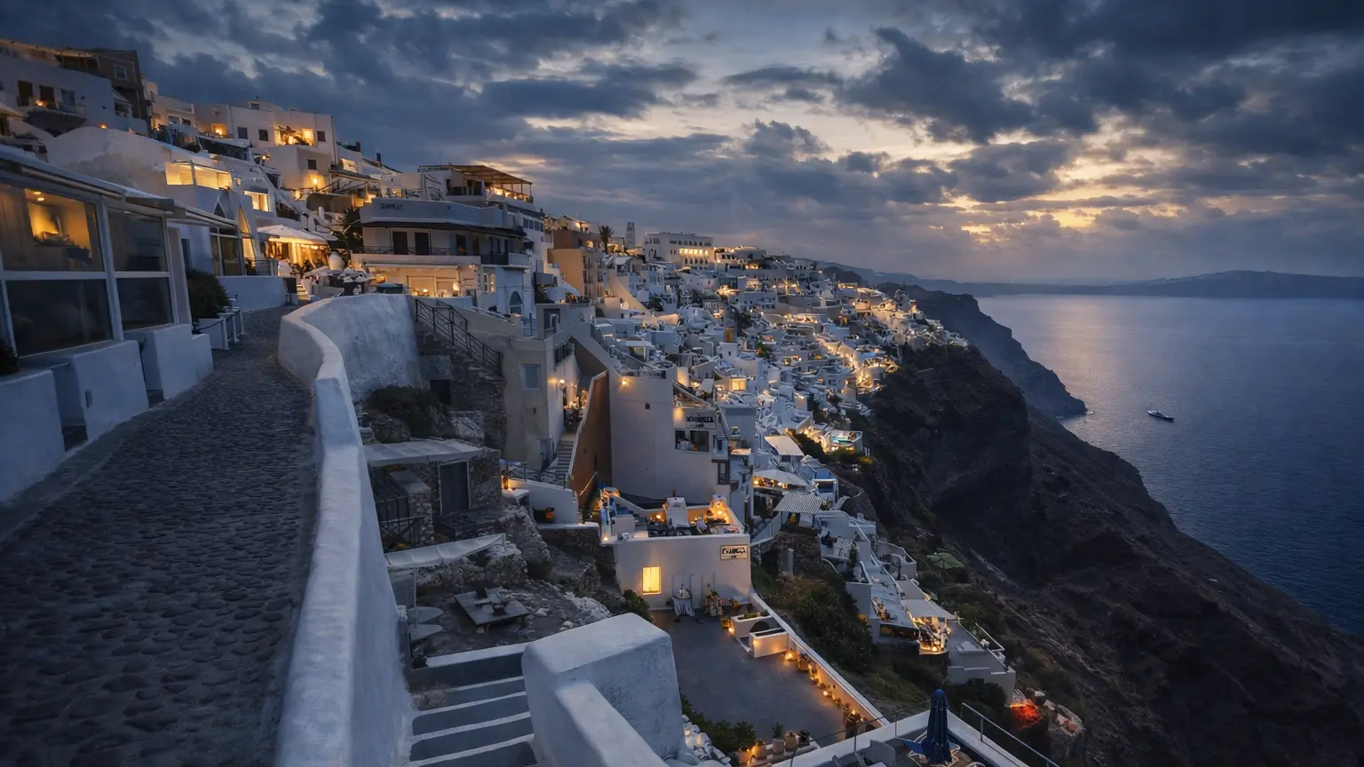 Spektakularny widok na białe domki i niebieskie kopuły na Santorini wieczorową porą