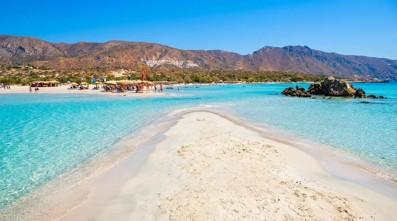 Rajska plaża Elafonissi na Krecie z turkusową wodą i różowym piaskiem