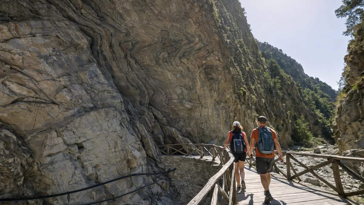 Pionowe ściany skalne i koryto rzeki w najwęższym miejscu Wąwozu Samaria